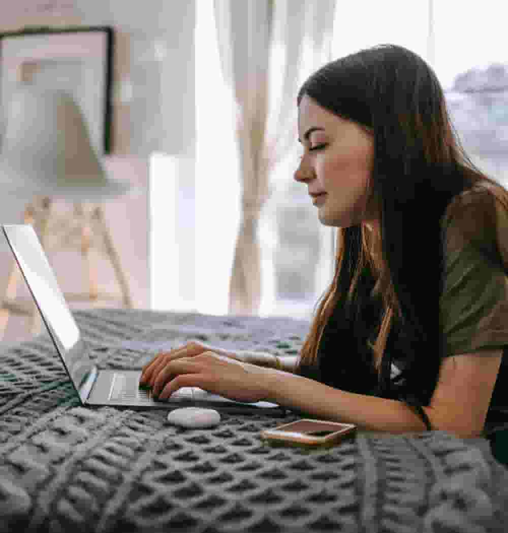 FAU student on laptop